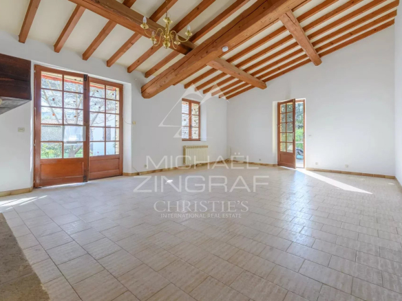 Interior of a villa to be renovated with exposed beams and natural light in Gordes.