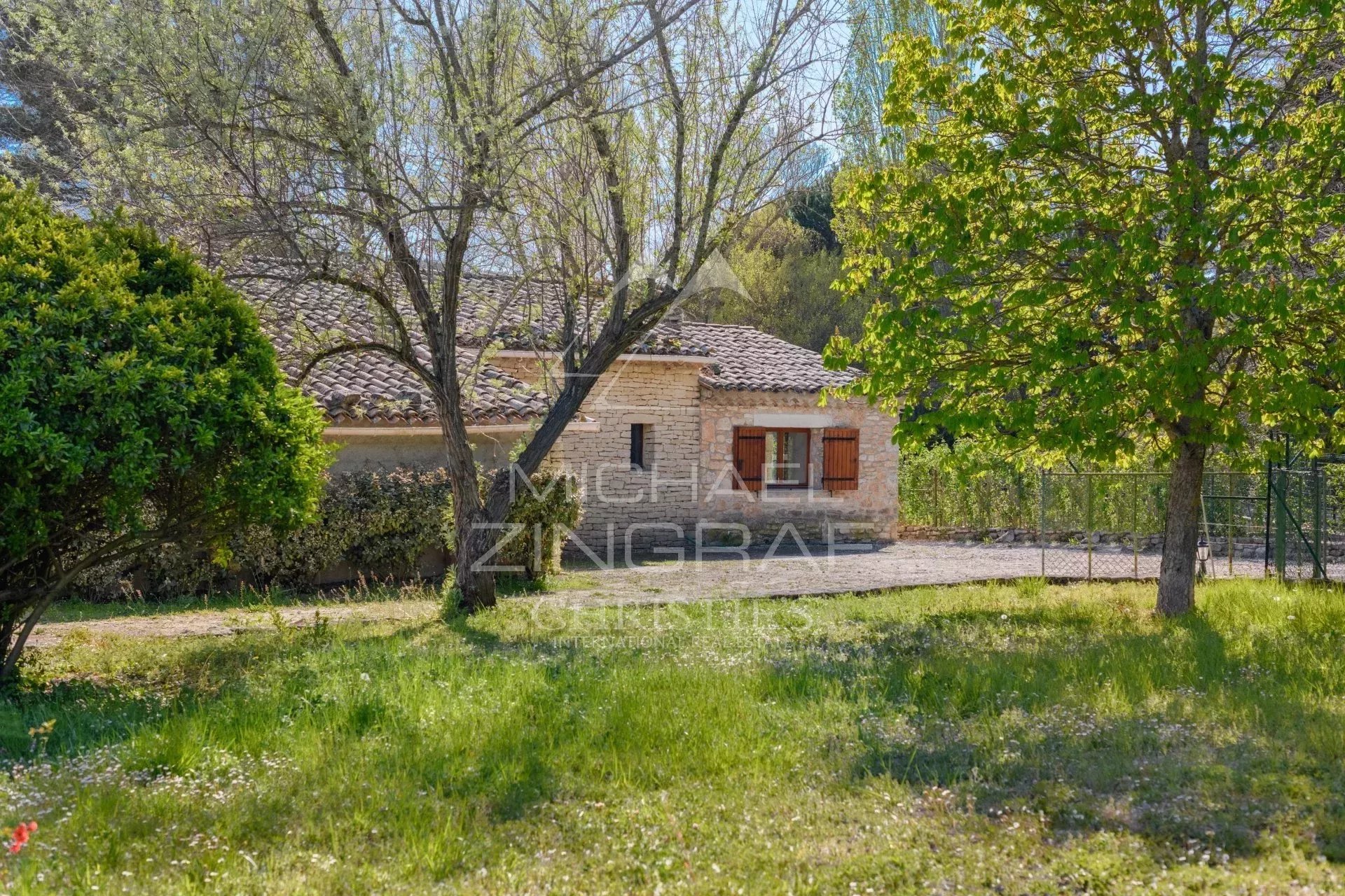 House to renovate in Gordes Stone house to renovate on a 3,200 m² plot in Gordes, surrounded by trees and greenery.