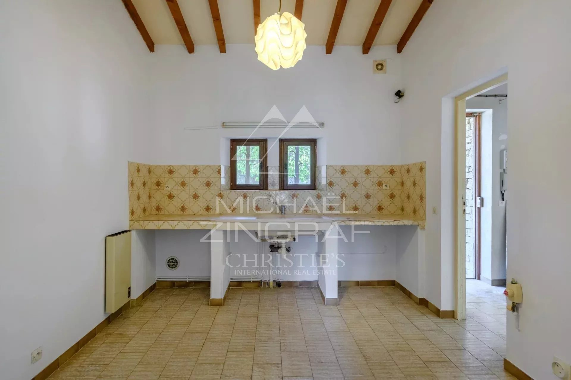 House to renovate in Gordes Interior of a house to be renovated in Gordes, with light walls and a tiled floor.
