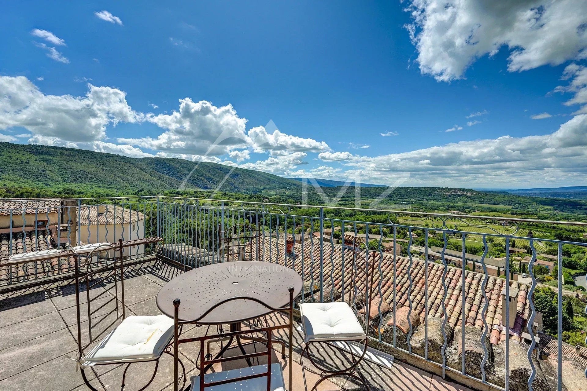Vue panoramique depuis l’hôtel à Bonnieux Terrasse avec vue panoramique sur les collines du Luberon depuis un hôtel à Bonnieux.