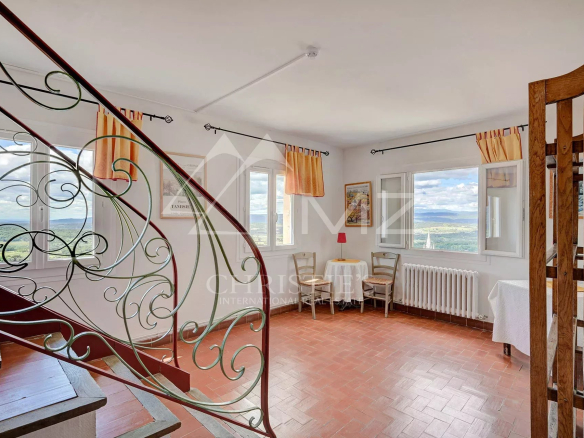 Intérieur d'un hôtel avec vue panoramique, mobilier simple et lumineux à Bonnieux.