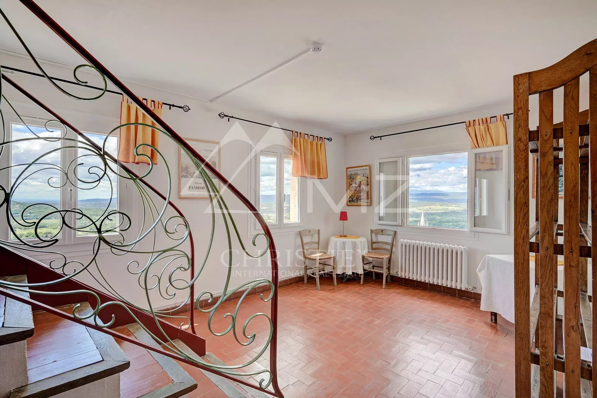 Intérieur d’un hôtel à Bonnieux Intérieur d'un hôtel avec vue panoramique, mobilier simple et lumineux à Bonnieux.
