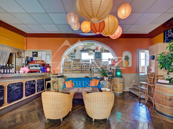 Intérieur d'un hôtel restaurant avec bar et décoration lumineuse à Bonnieux, Luberon.