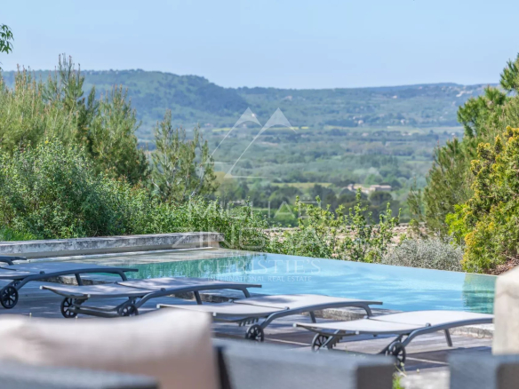 Maison en pierre avec piscine et vue panoramique sur le Luberon à Roussillon.