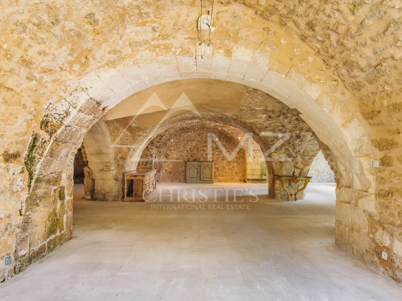 Interior of a renovated commercial space with stone vaults, in Ménerbes.