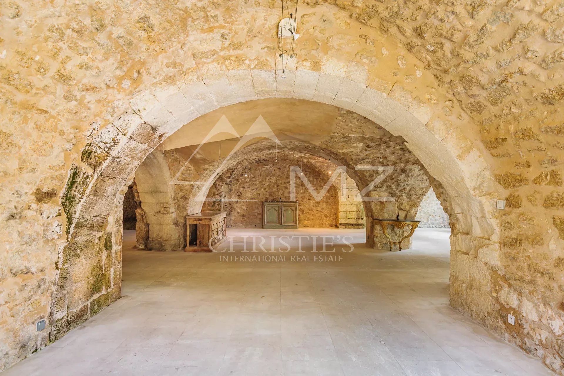 Interior of a renovated commercial space with stone vaults, in Ménerbes.