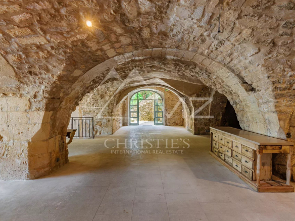 Interior of a commercial space with stone vaults and natural light in Ménerbes.