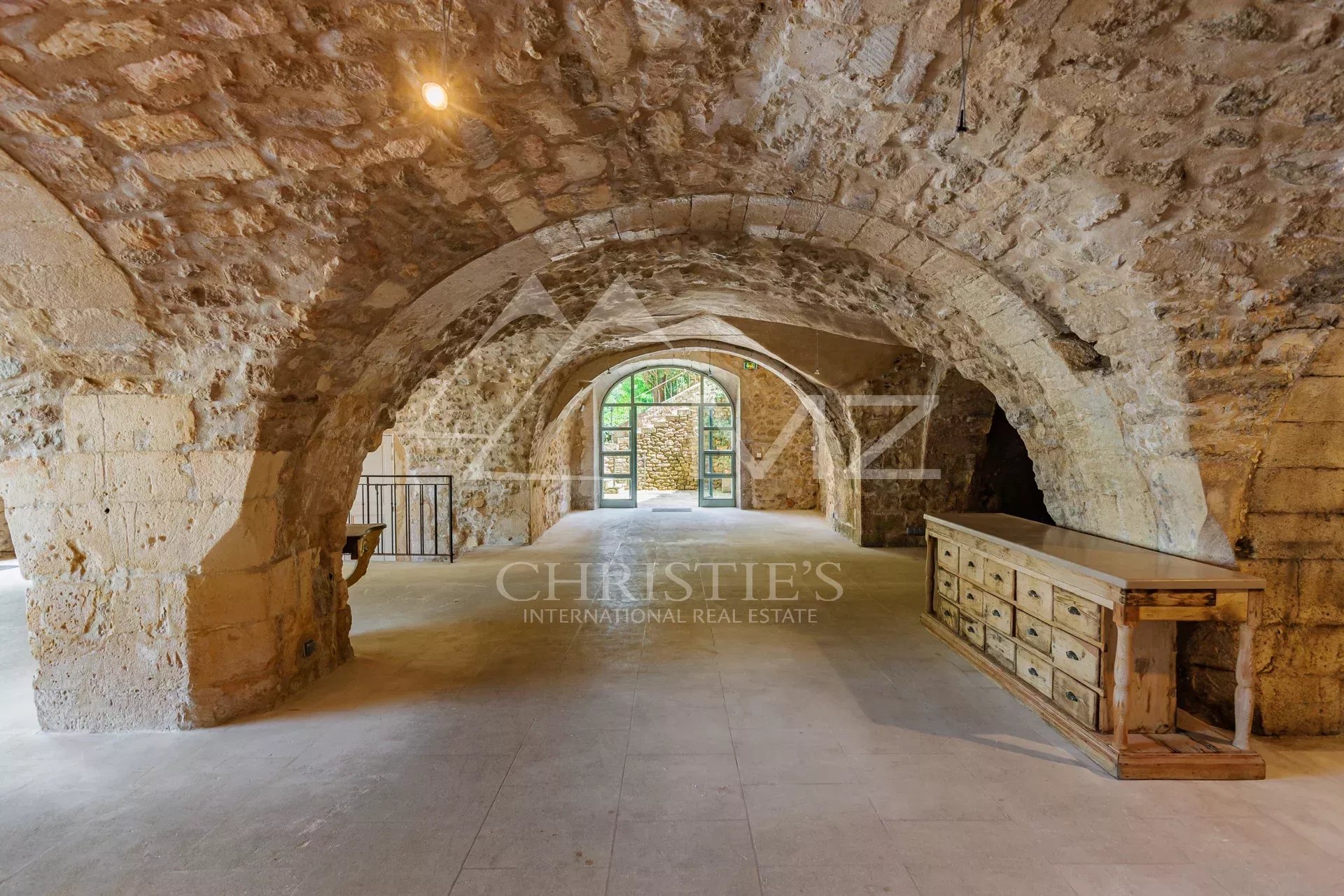 Interior of a commercial space with stone vaults and natural light in Ménerbes.