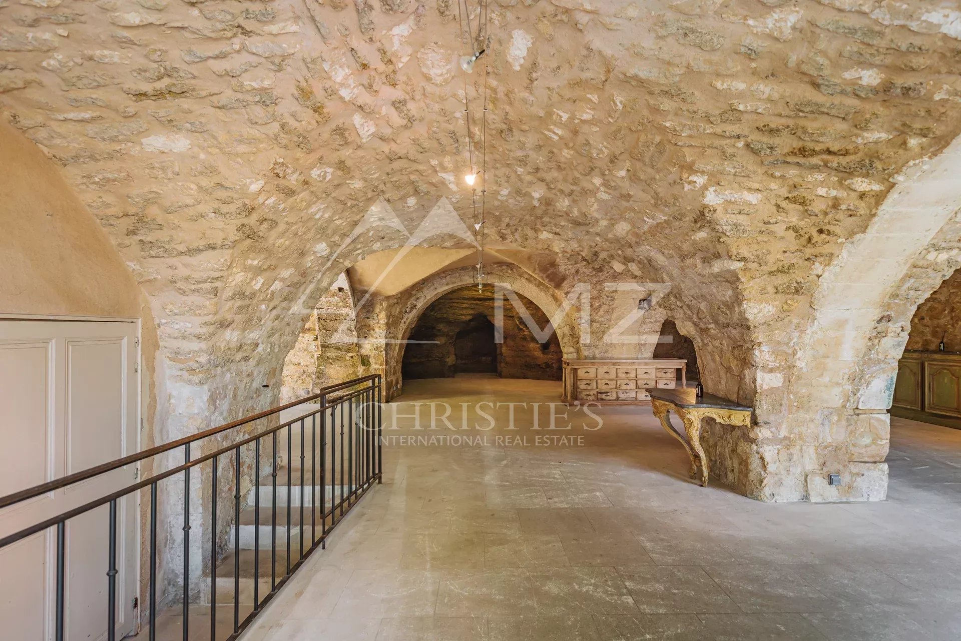 Interior of a commercial space with stone vaults in Ménerbes, renovated and bright space.