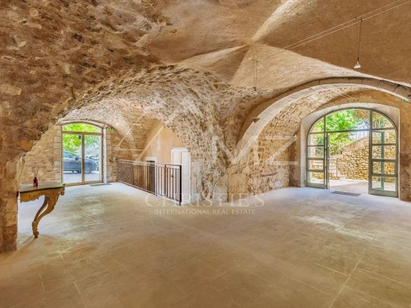 Interior of a commercial space with stone vaults and natural lighting in Ménerbes.