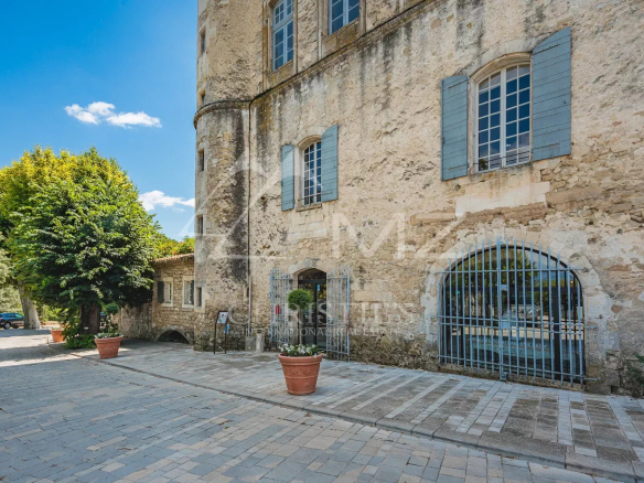 Character building in Ménerbes with showroom and staff apartment.