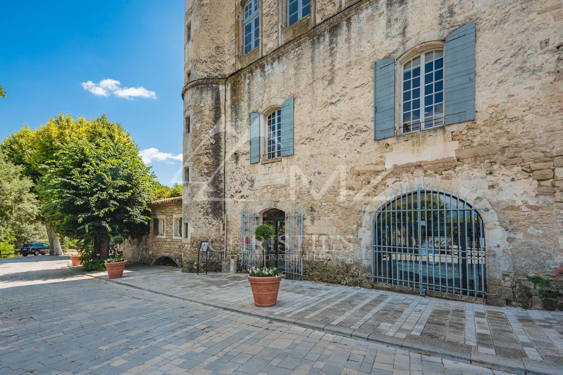 Character building in Ménerbes with showroom and staff apartment.