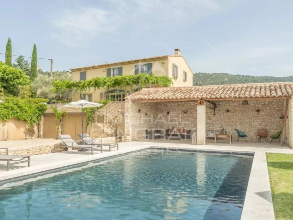 Propriété provençale avec piscine, terrasse et jardin à Saint-Saturnin-lès-Apt.