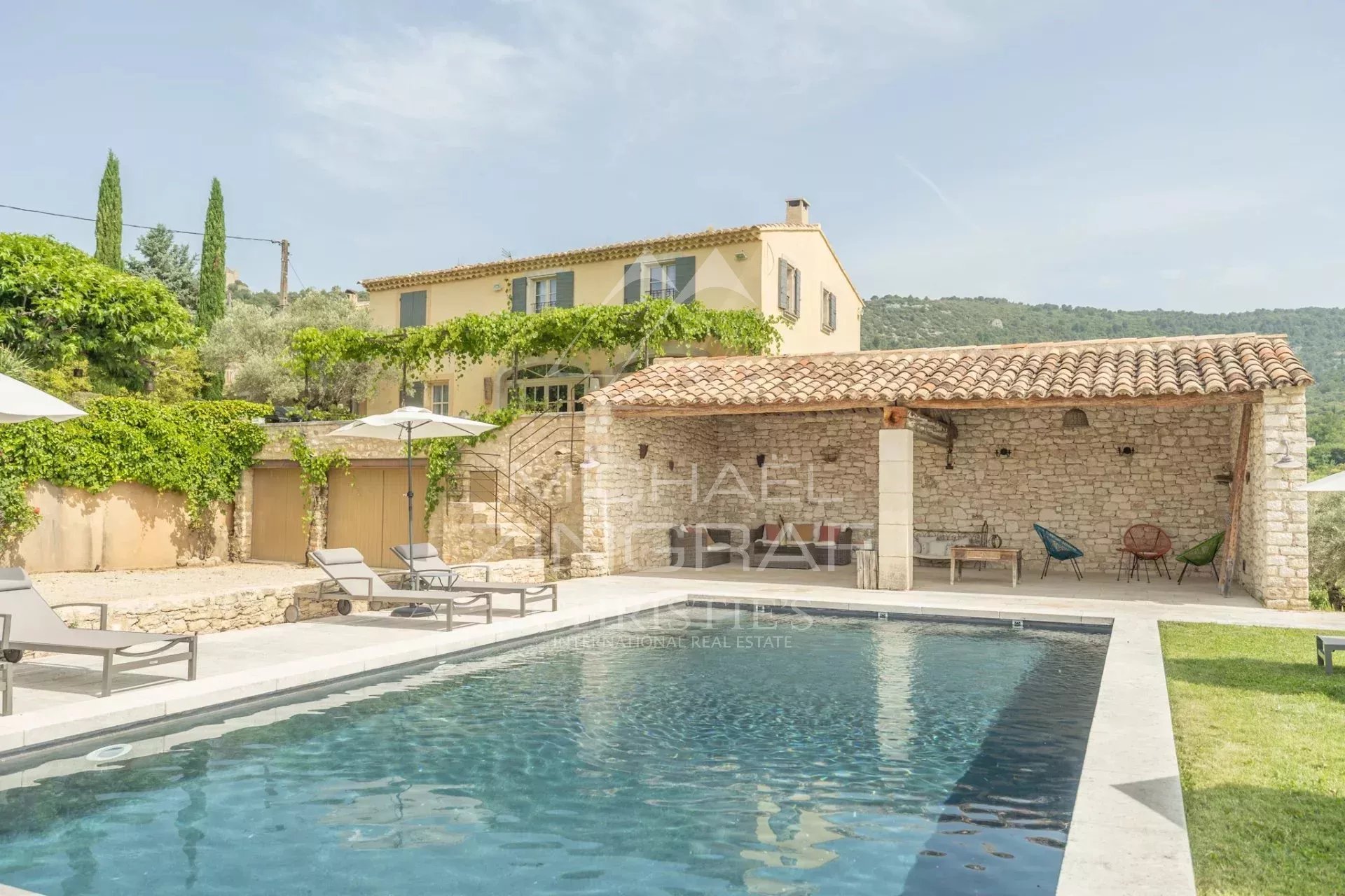 Propriété avec piscine à Saint-Saturnin-lès-Apt Propriété provençale avec piscine, terrasse et jardin à Saint-Saturnin-lès-Apt.