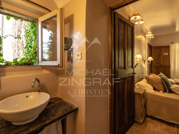 Intérieur d'une propriété provençale avec lavabo et coin salon.