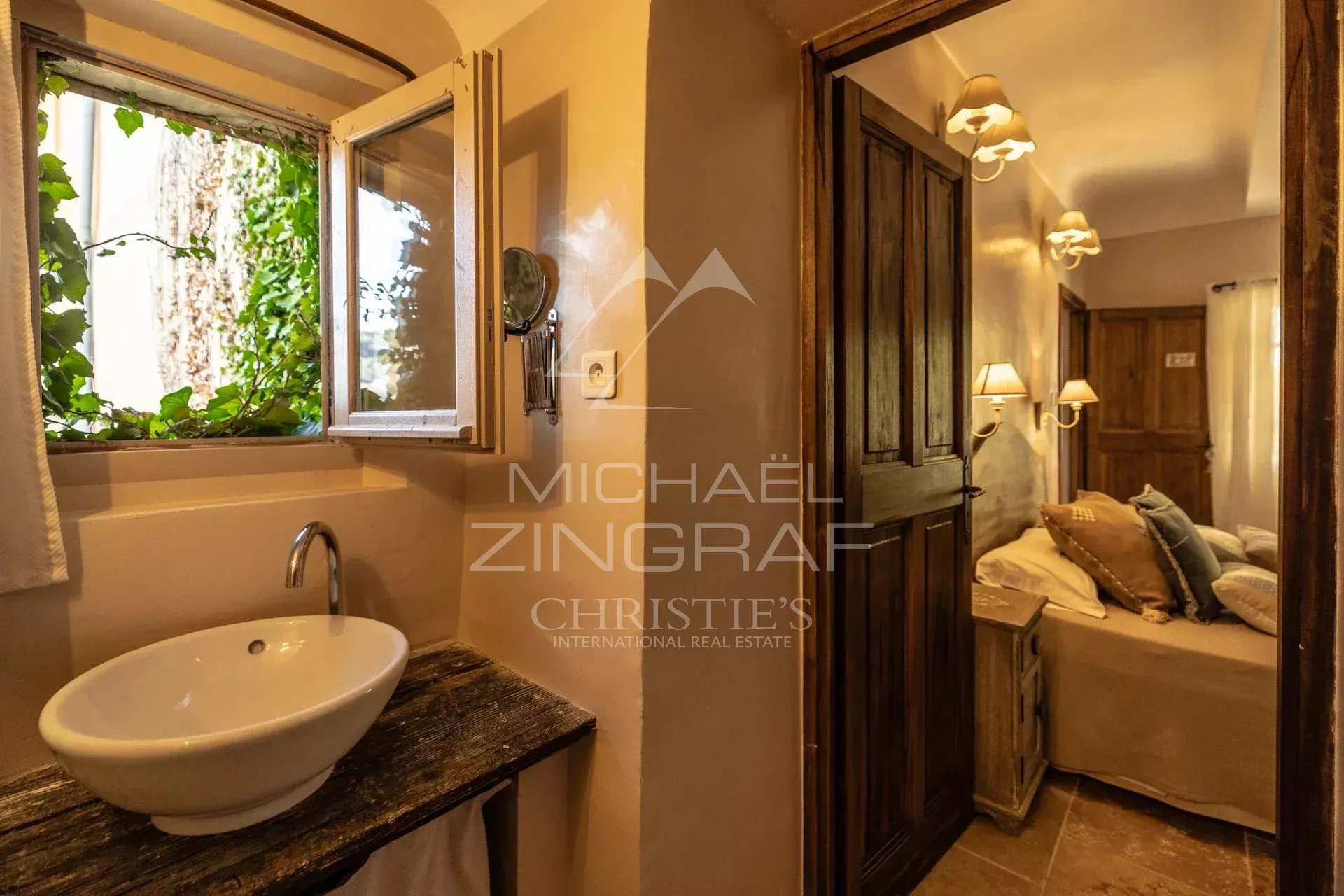 Intérieur d’une propriété à Saint-Saturnin-lès-Apt Intérieur d'une propriété provençale avec lavabo et coin salon.