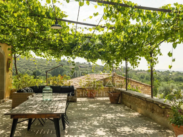 Terrasse ombragée avec des vignes et vue sur la campagne à Saint-Saturnin-lès-Apt.