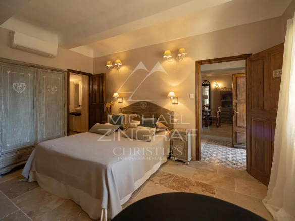 Chambre d'hôtes dans une propriété provençale à Saint-Saturnin-lès-Apt, avec décoration chaleureuse.