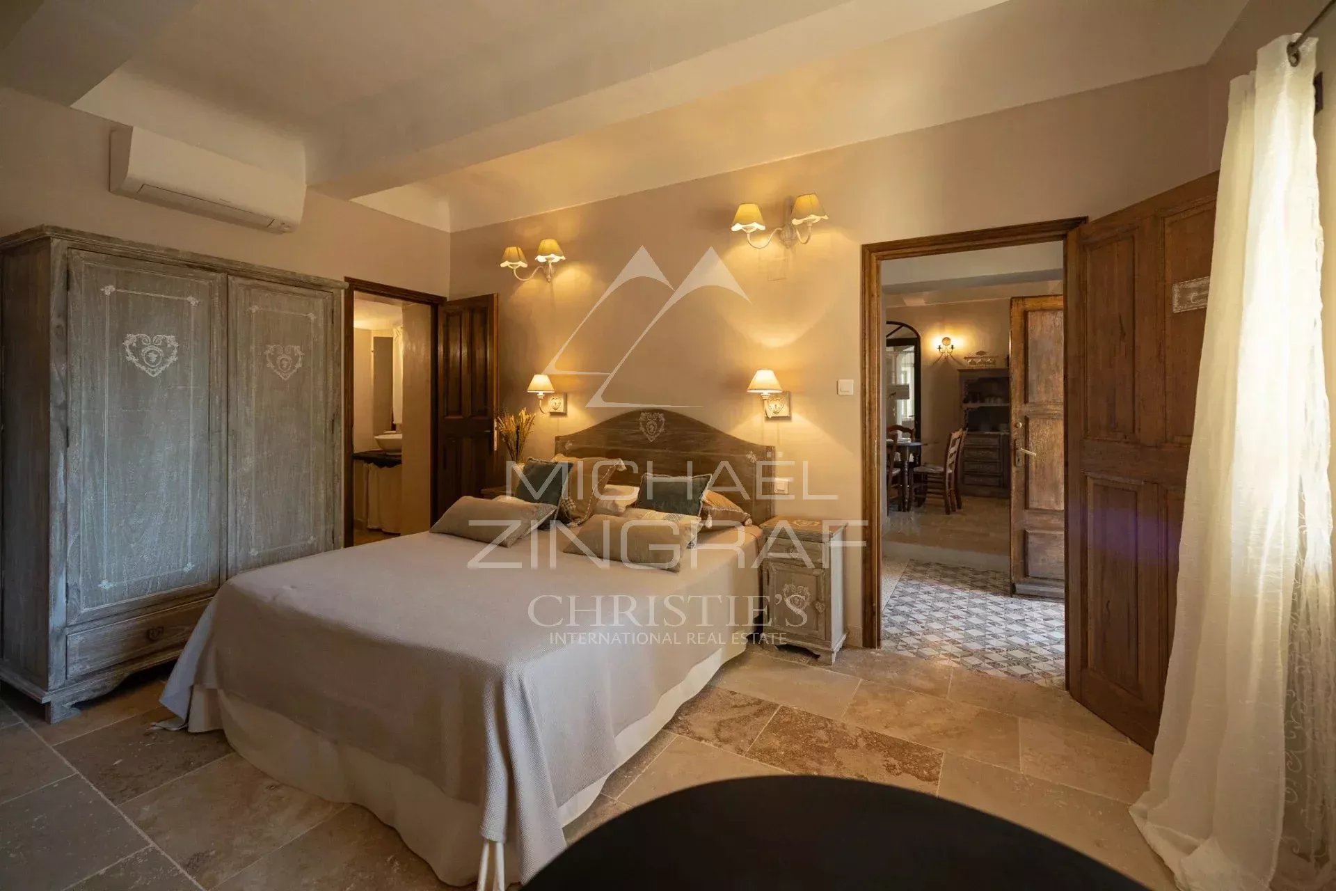 Chambre d’hôtes à Saint-Saturnin-lès-Apt Chambre d'hôtes dans une propriété provençale à Saint-Saturnin-lès-Apt, avec décoration chaleureuse.