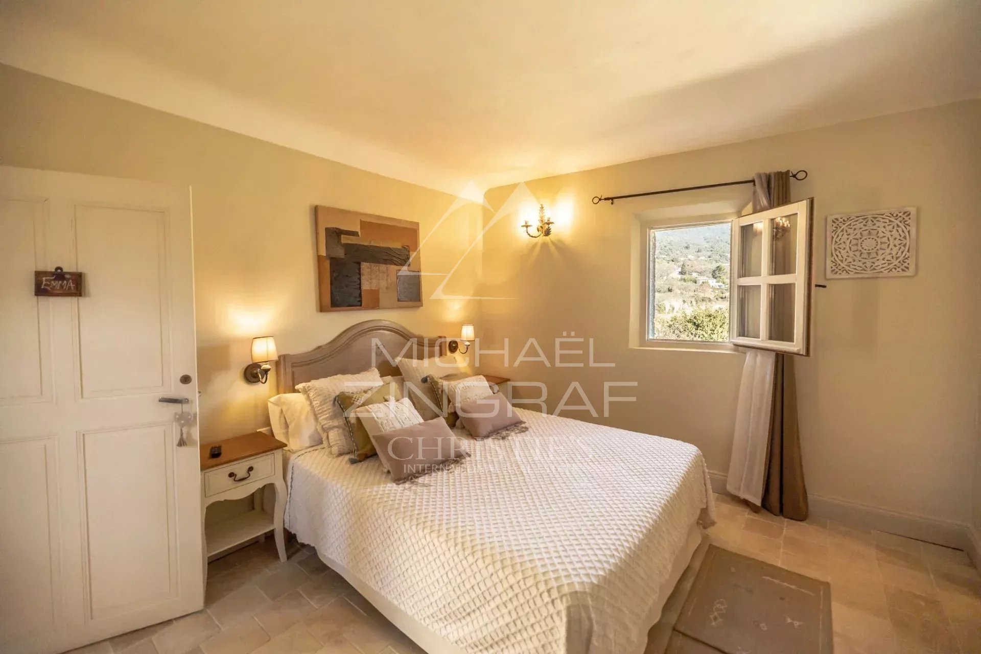 Chambre d’hôtes à Saint-Saturnin-lès-Apt Chambre d'hôtes lumineuse avec fenêtres ouvertes, décorée de manière élégante, à Saint-Saturnin-lès-Apt.