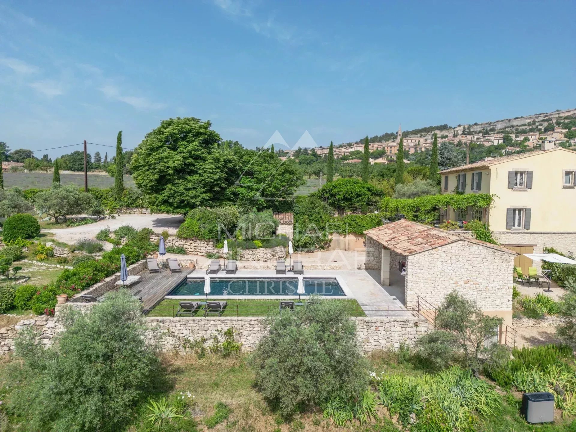 Propriété de charme à Saint-Saturnin-lès-Apt Propriété provençale avec piscine et parc paysager à Saint-Saturnin-lès-Apt