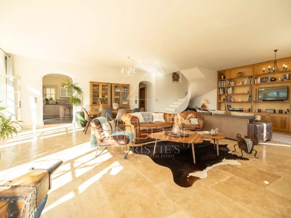 Intérieur d'une propriété provençale avec salon lumineux et mobilier élégant.