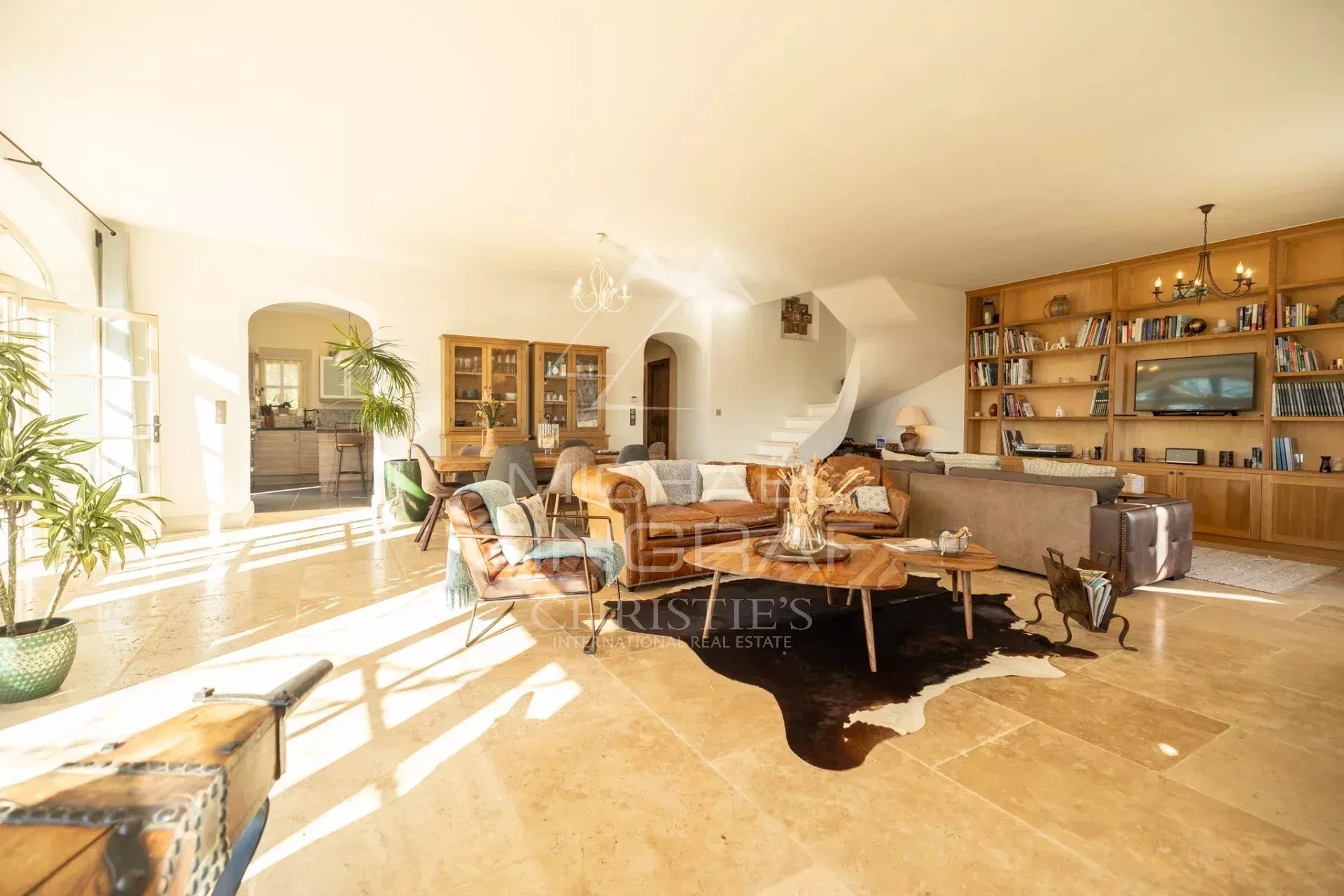 Salon d’une propriété à Saint-Saturnin-lès-Apt Intérieur d'une propriété provençale avec salon lumineux et mobilier élégant.