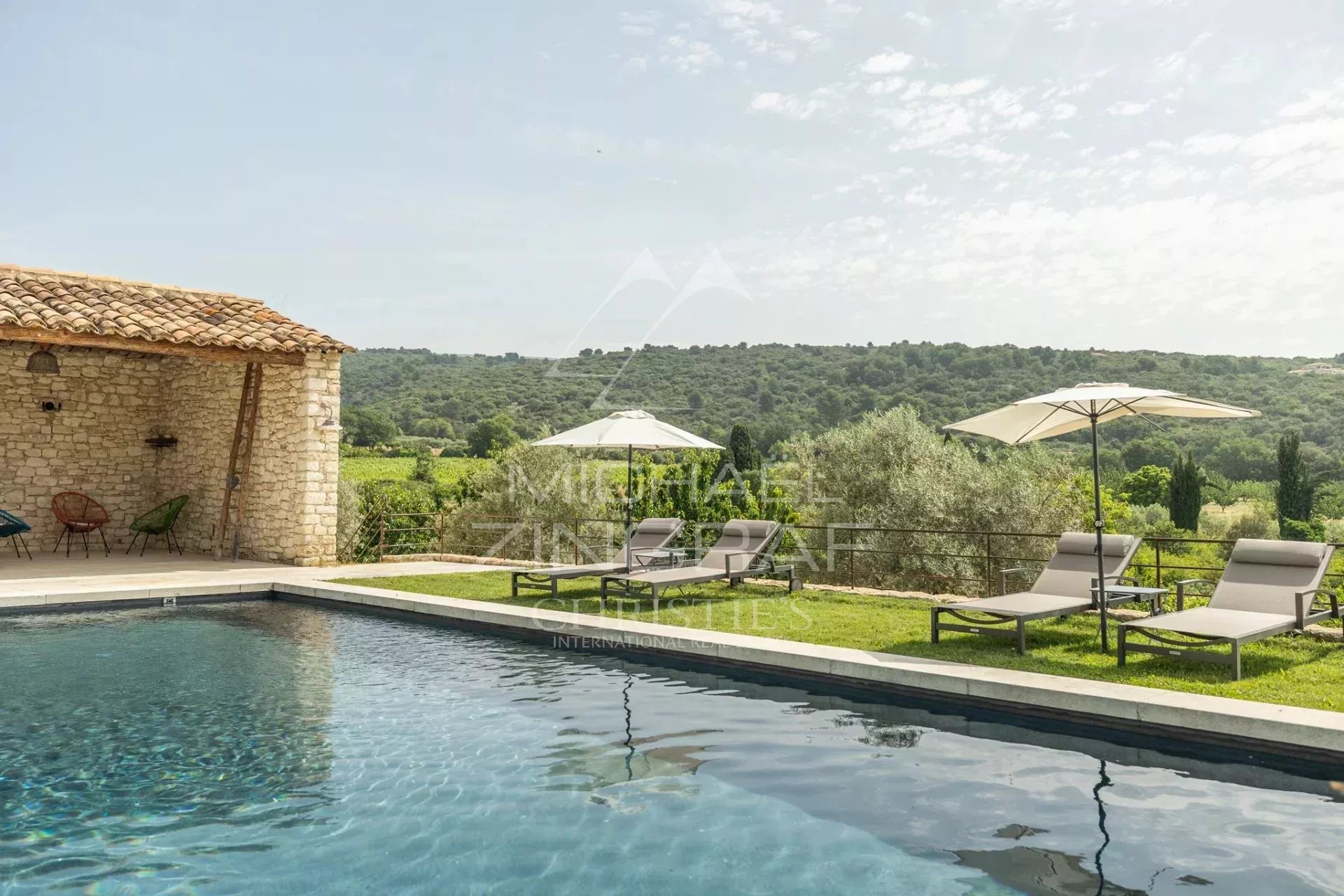Propriété provençale avec piscine et vue Piscine d'une propriété provençale avec vue sur la campagne et les collines environnantes.