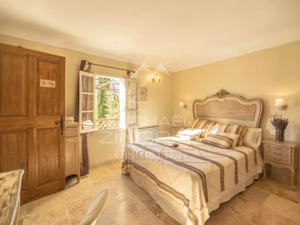Chambre d'hôtes dans une propriété provençale avec décoration élégante et lumière naturelle.