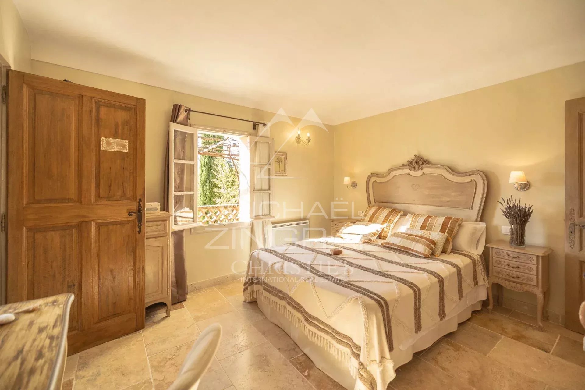 Chambre d’hôtes provençale Chambre d'hôtes dans une propriété provençale avec décoration élégante et lumière naturelle.