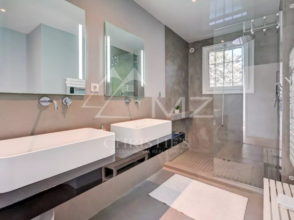 Salle de bain moderne avec double vasque et douche à l'italienne