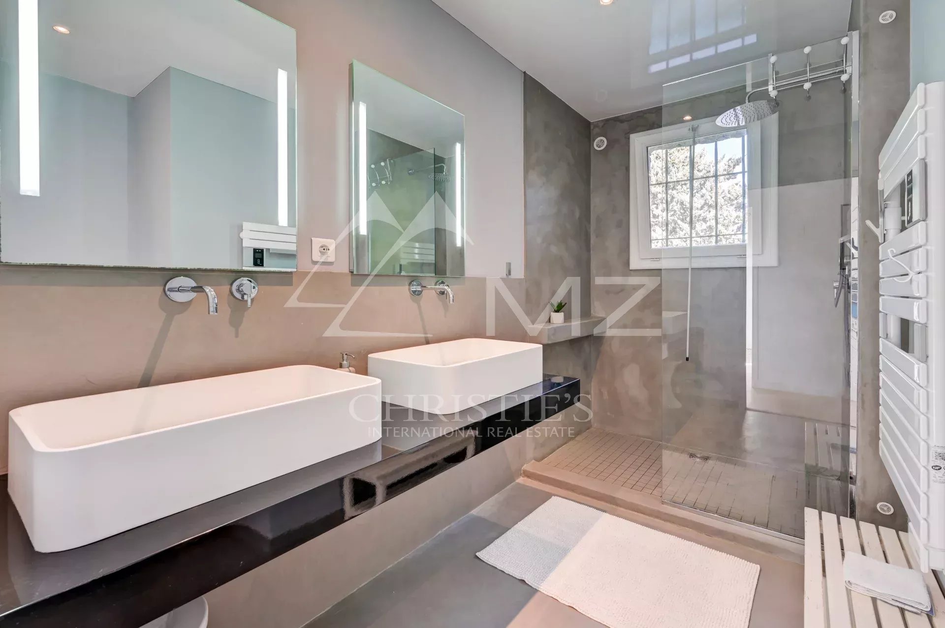 Salle de bain élégante Salle de bain moderne avec double vasque et douche à l'italienne