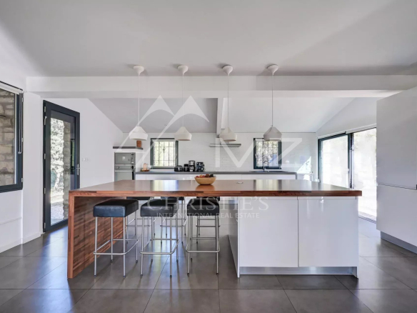 Intérieur d'une maison en pierre à Gordes avec cuisine moderne et lumineuse.