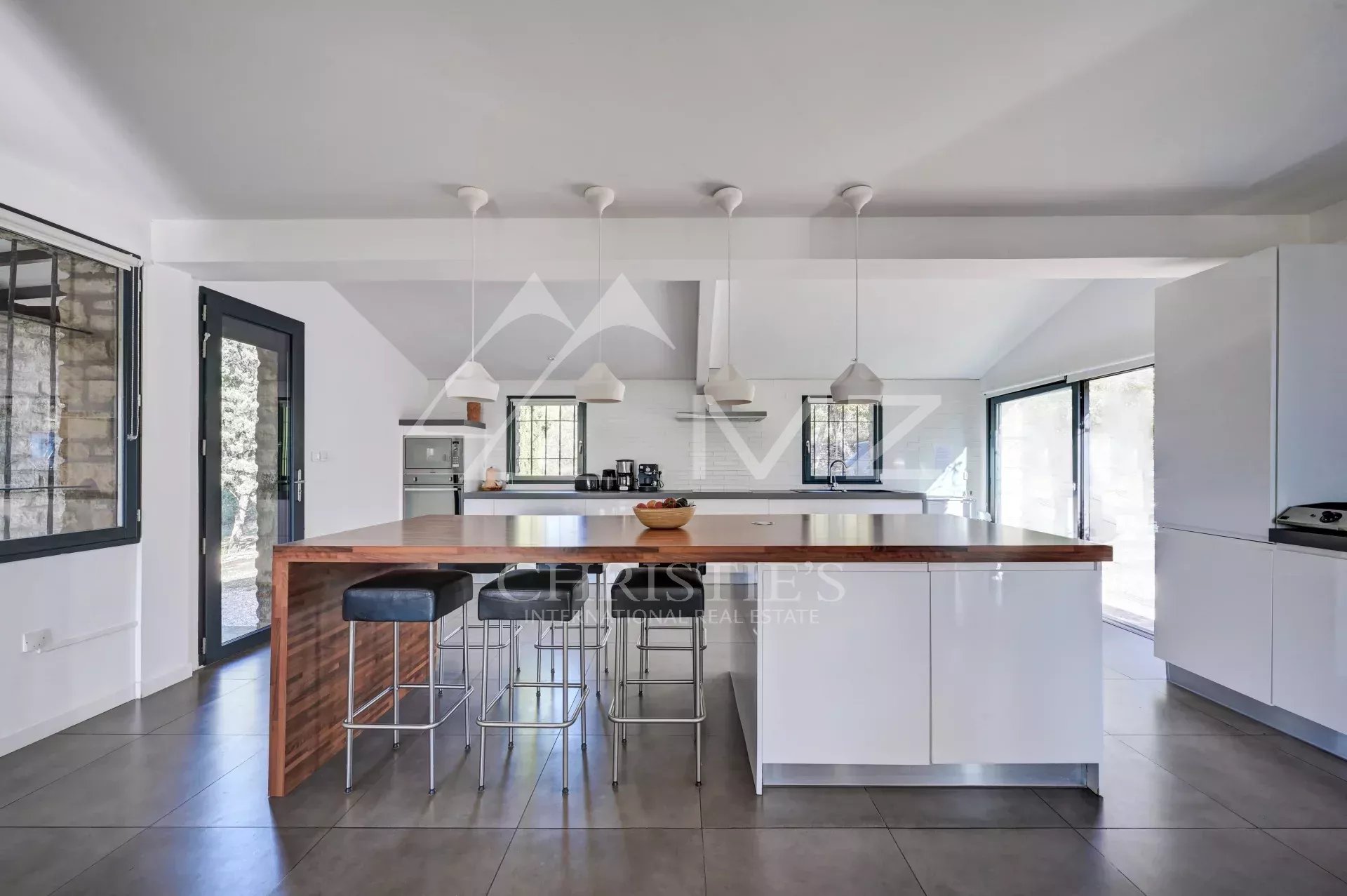 Cuisine moderne à Gordes Intérieur d'une maison en pierre à Gordes avec cuisine moderne et lumineuse.