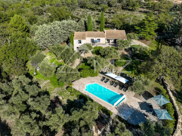 Maison en pierre avec piscine et vue sur la campagne à Gordes, Provence.