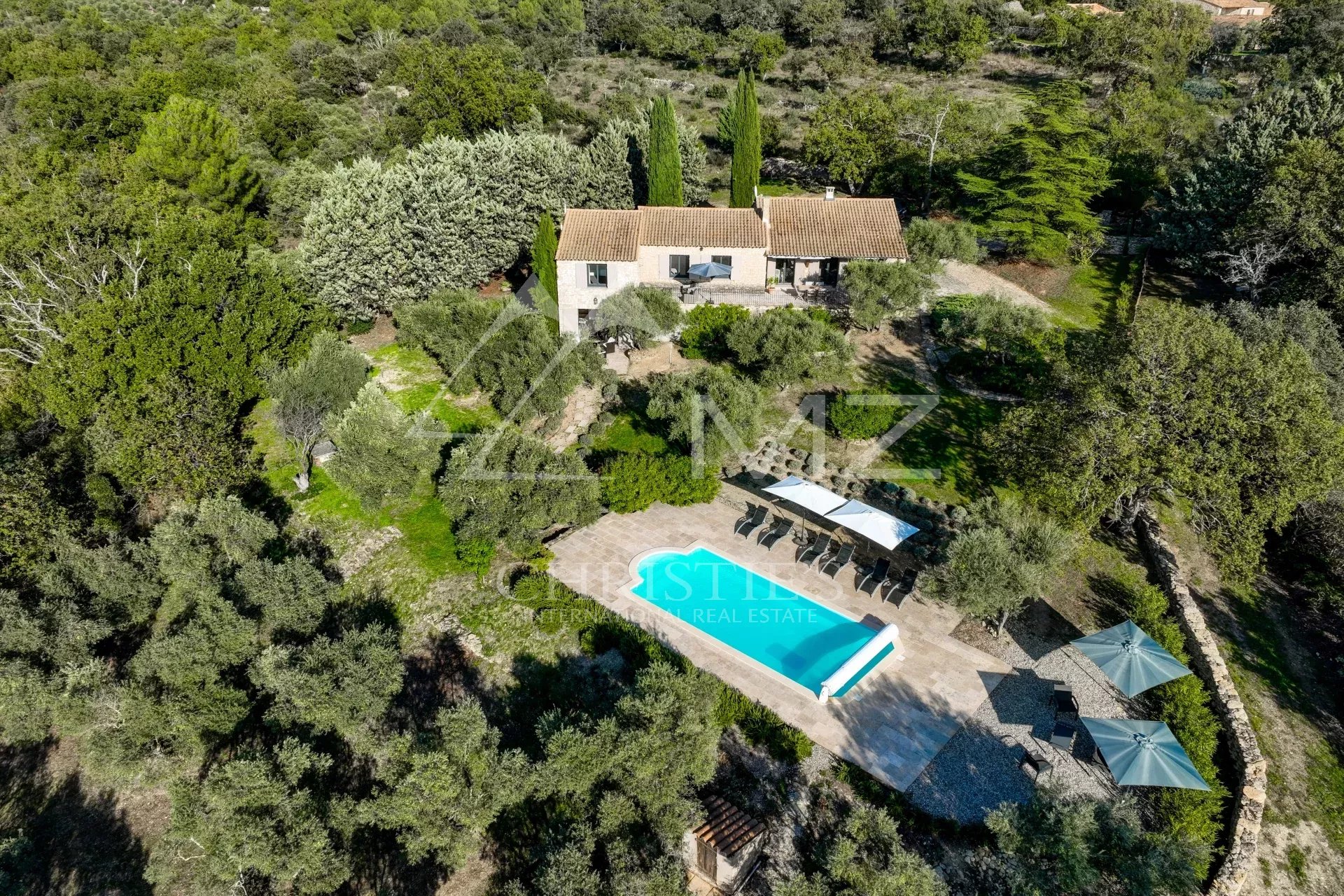 Maison en pierre à Gordes Maison en pierre avec piscine et vue sur la campagne à Gordes, Provence.