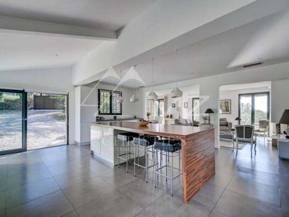 Intérieur d'une maison en pierre avec cuisine moderne et espace de vie lumineux à Gordes.