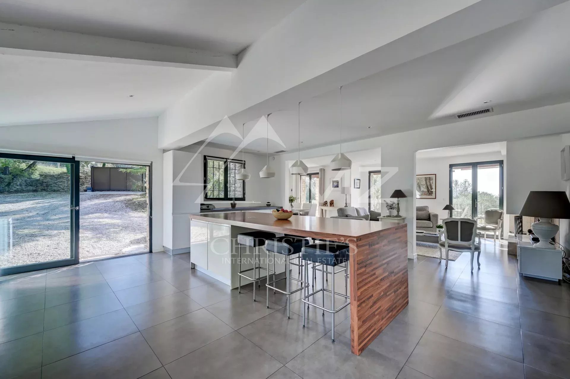 Intérieur d’une maison à Gordes Intérieur d'une maison en pierre avec cuisine moderne et espace de vie lumineux à Gordes.