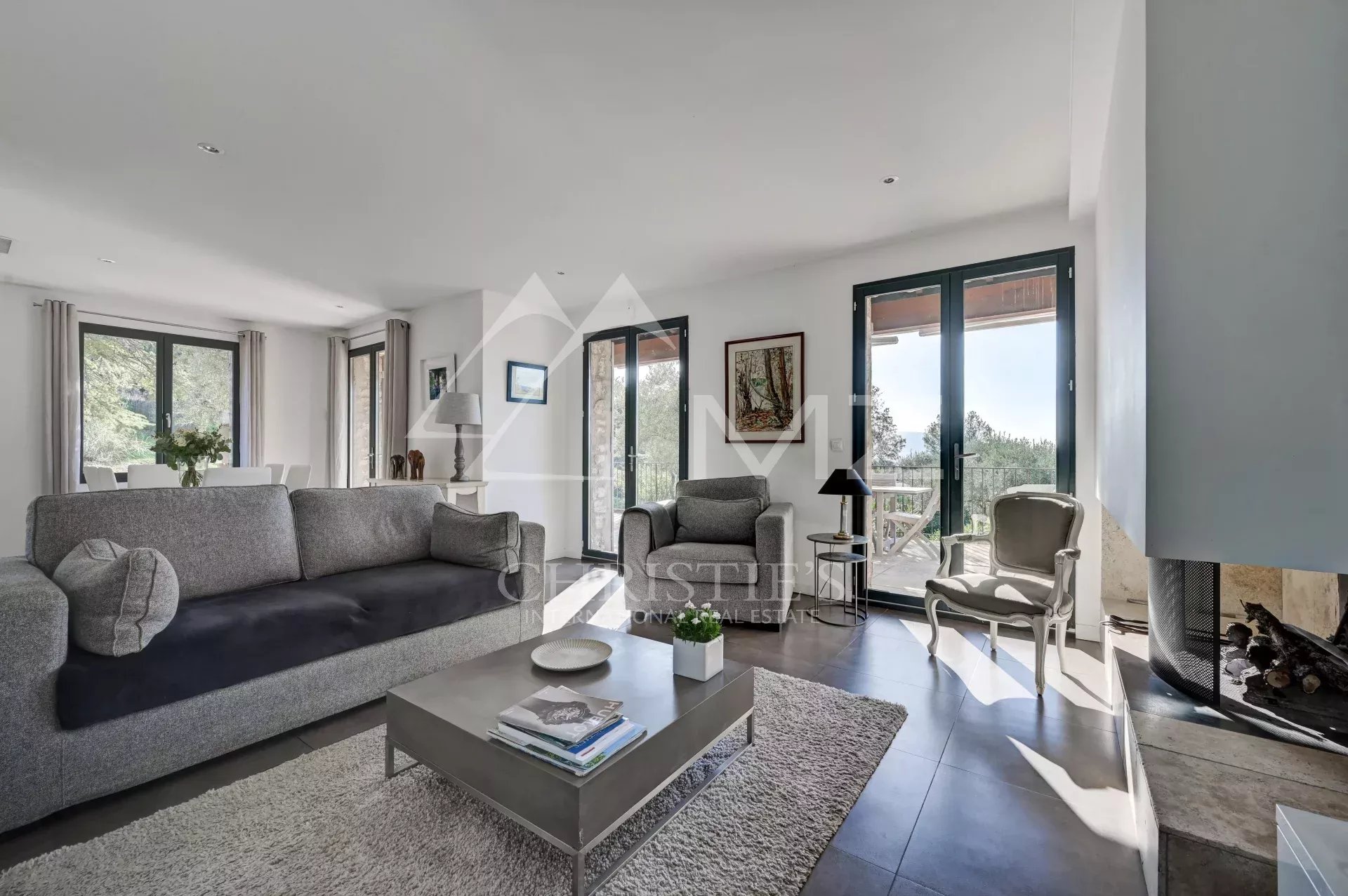 Intérieur d’une maison en pierre à Gordes Intérieur d'une maison en pierre à Gordes avec salon lumineux et vue sur la campagne.
