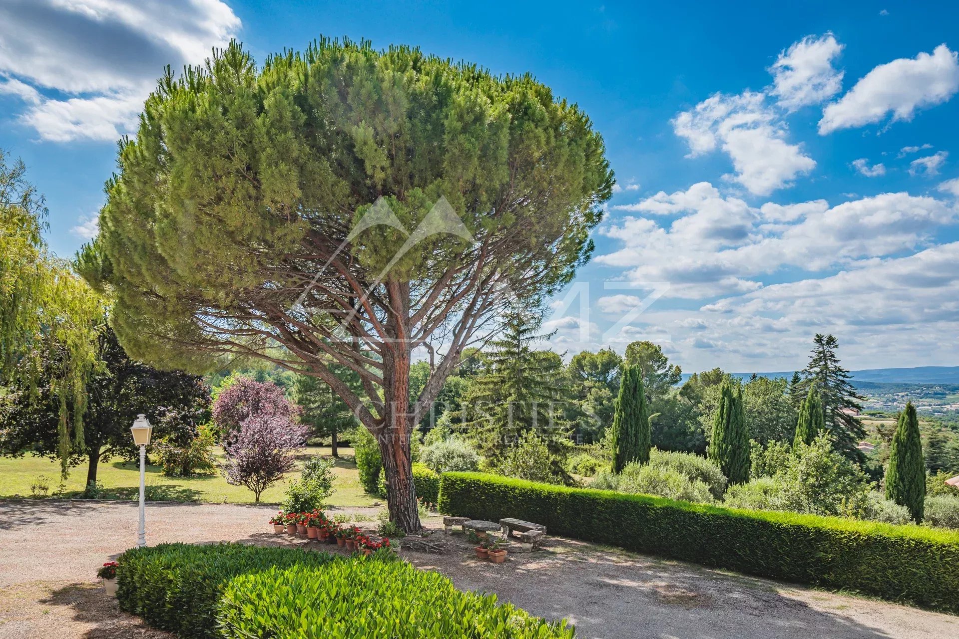 Demeure avec parc et vue panoramique à Apt Vue d'une belle demeure avec un grand arbre sur un parc paysagé de 2,5 hectares à Apt.