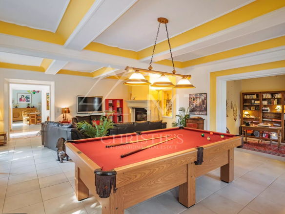 Intérieur d'une maison avec table de billard et décoration chaleureuse.