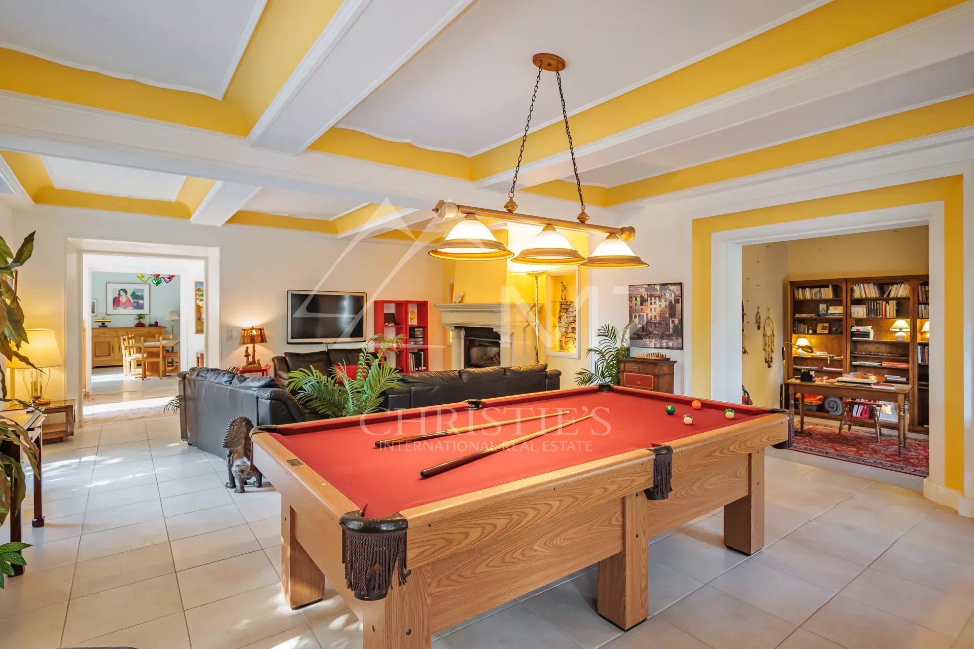 Intérieur d’une belle demeure Intérieur d'une maison avec table de billard et décoration chaleureuse.