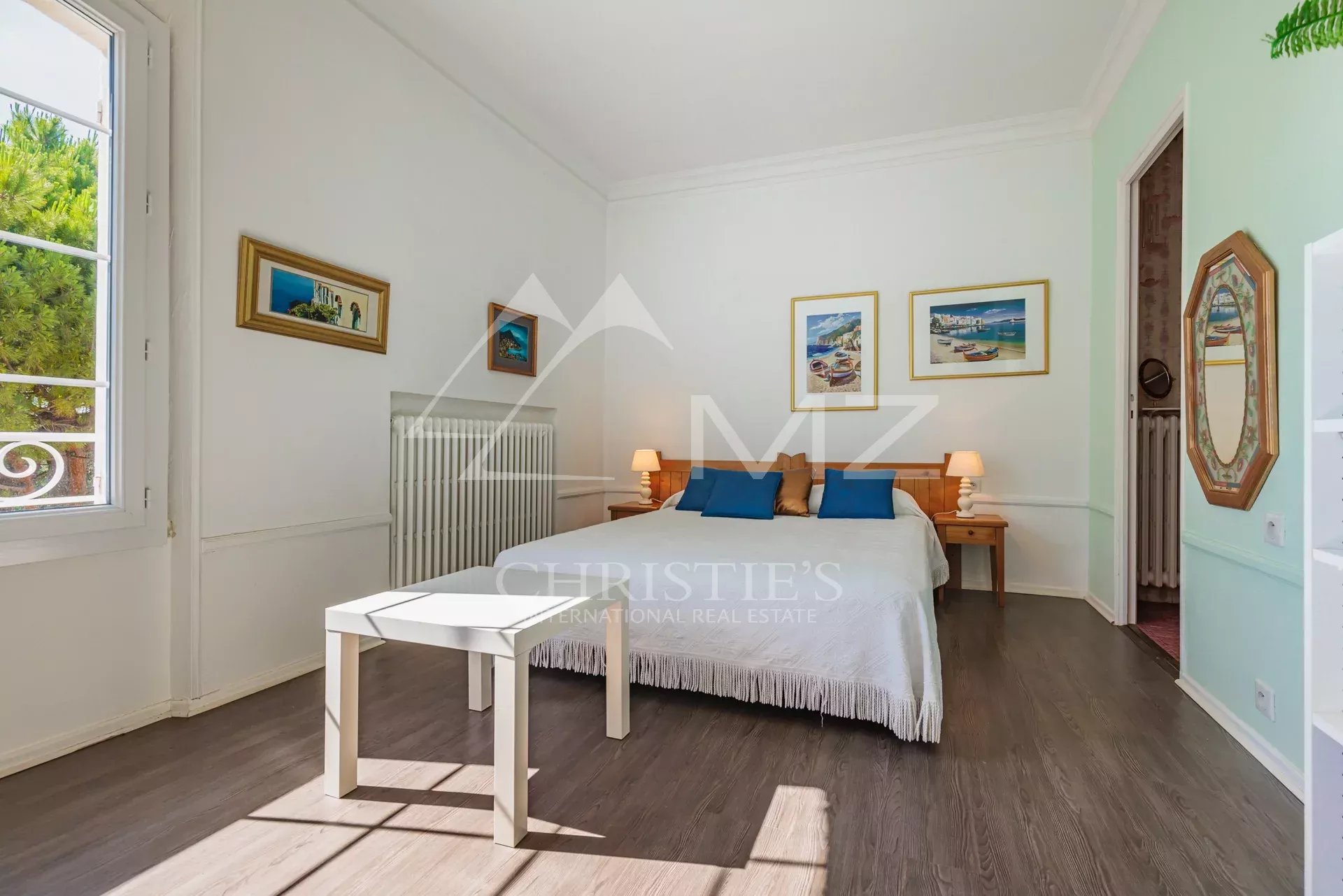 Chambre dans une belle demeure à Apt Chambre lumineuse avec lit double et table, décorée de tableaux, dans une maison à Apt.