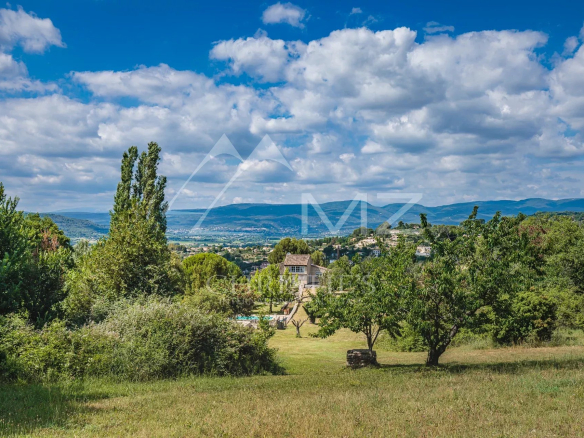 Belle maison sur un parc de 2,5 hectares avec vue sur les collines et piscine.