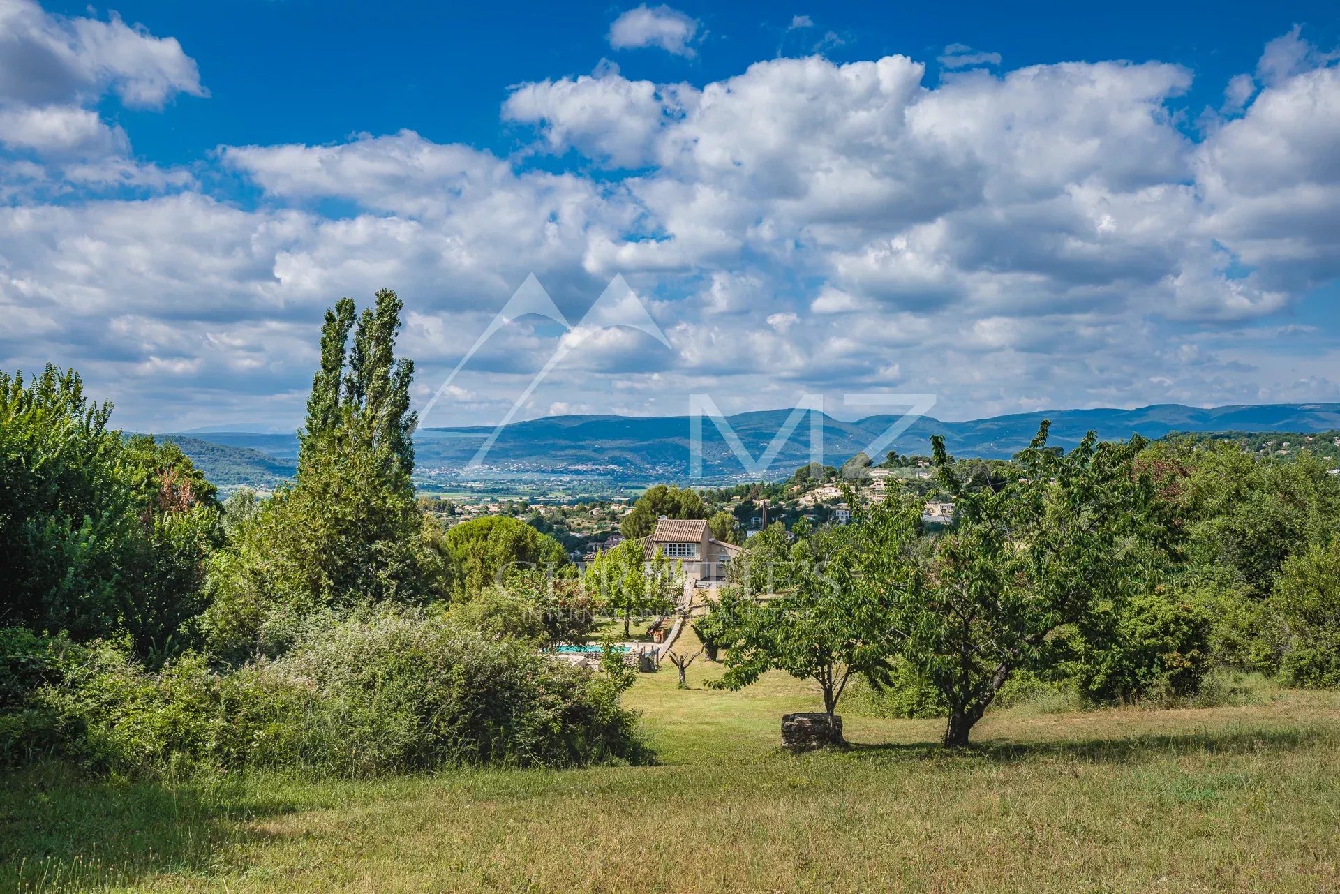 Demeure avec vue panoramique à Apt Belle maison sur un parc de 2,5 hectares avec vue sur les collines et piscine.