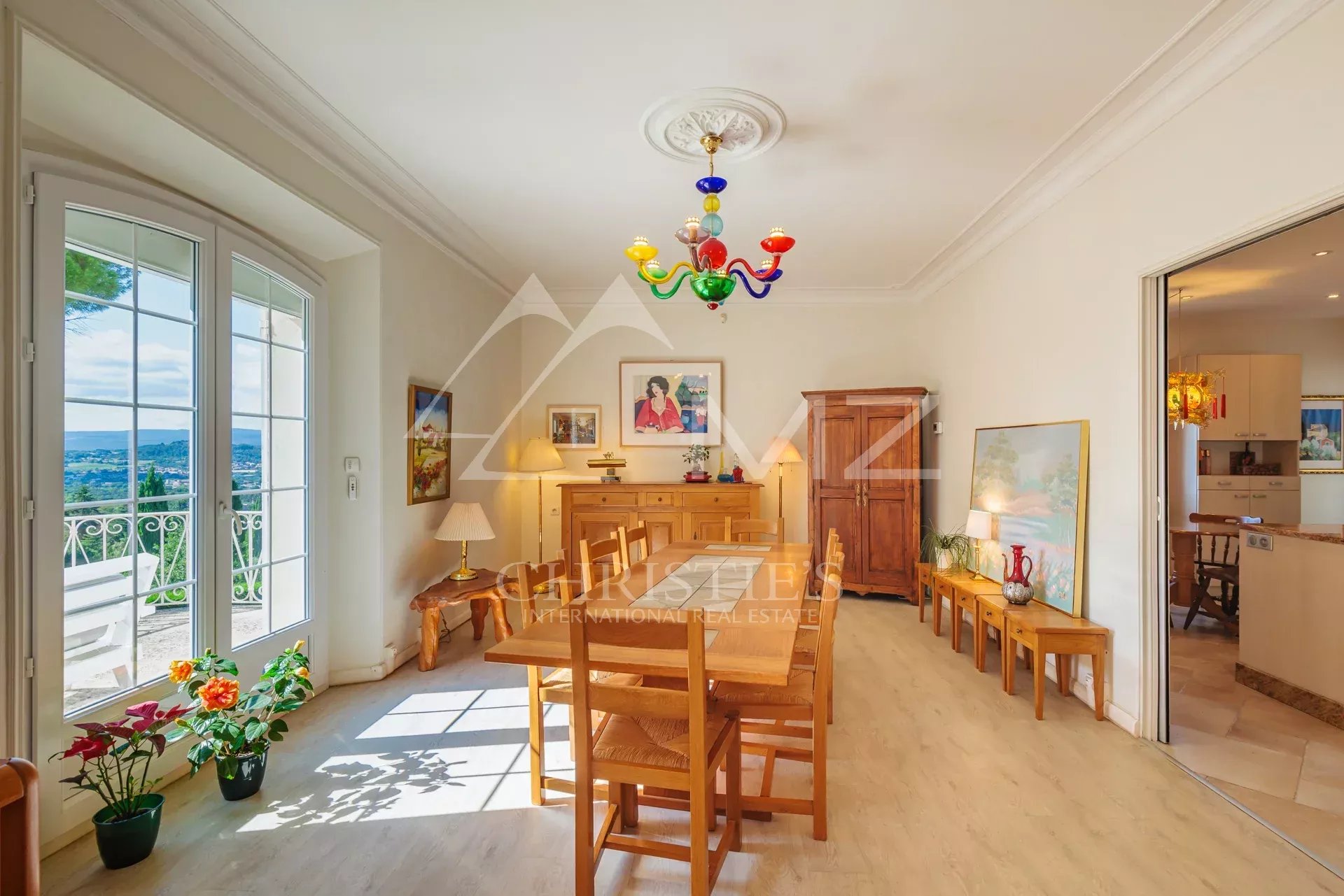 Salle à manger avec vue panoramique Intérieur d'une maison avec salle à manger lumineuse et vue sur les collines