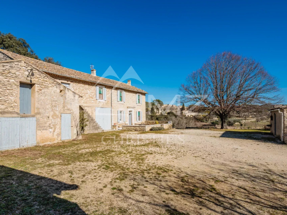 Ancienne ferme en pierre du XIXe siècle à rénover, avec vue sur la plaine et les montagnes environnantes.