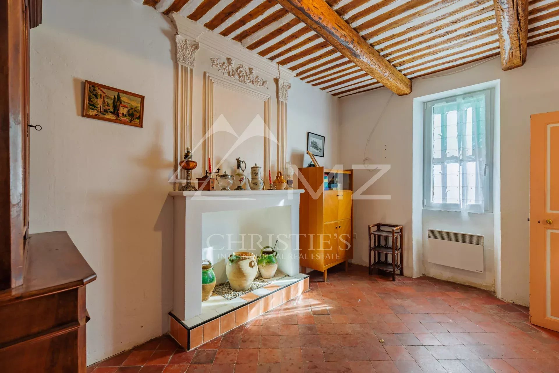 Intérieur d’un mas à rénover à Gordes Intérieur d'un mas du XIXe siècle à rénover, avec poutres apparentes et cheminée, à Gordes.