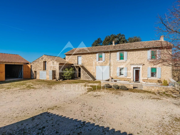 Ancienne ferme en pierre du XIXe siècle à rénover, située sur une colline avec vue panoramique.