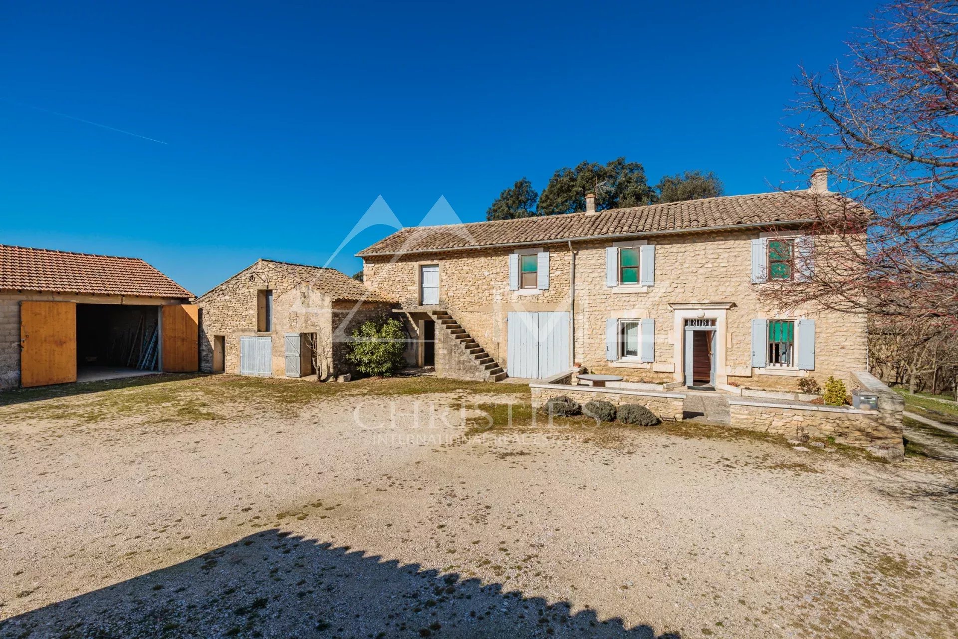 Mas XIXe à rénover à Gordes Ancienne ferme en pierre du XIXe siècle à rénover, située sur une colline avec vue panoramique.